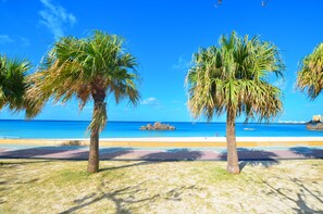 On the beach, white sand, beach umbrellas, beach towels - Araha Resort ARAPANA (Chatan)