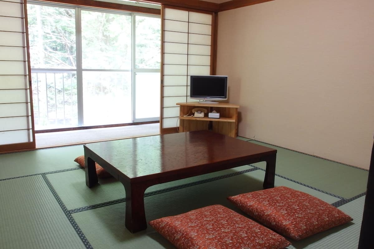 Habitación tradicional con 2 camas individuales, para fumadores, baño compartido (Japanese Style) | Caja de seguridad en la habitación y wifi gratis