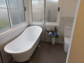 Design House, 4 Bedrooms | Deep soaking bathtub - Malley House (Healesville)