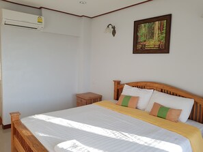 Escritorio, cortinas blackout y camas plegables/adicionales 