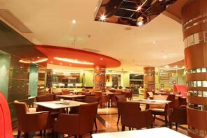 供应早餐、午餐和晚餐