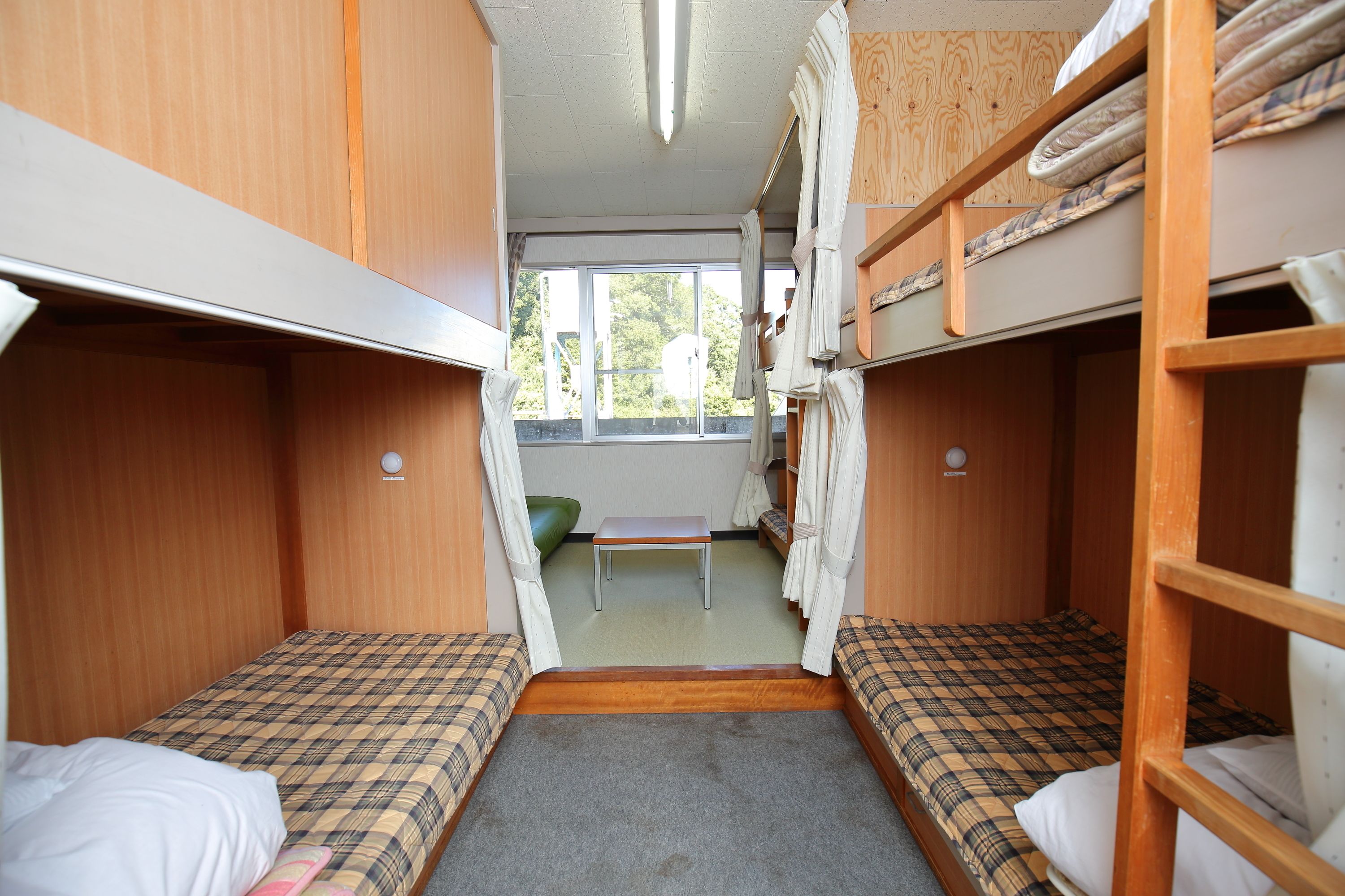 Sovsal - endast män | Skrivbord och gratis wi-fi