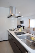 Casa, 2 habitaciones, no fumadores | Cocina privada | Frigorífico, microondas, placa de cocina y hervidor eléctrico