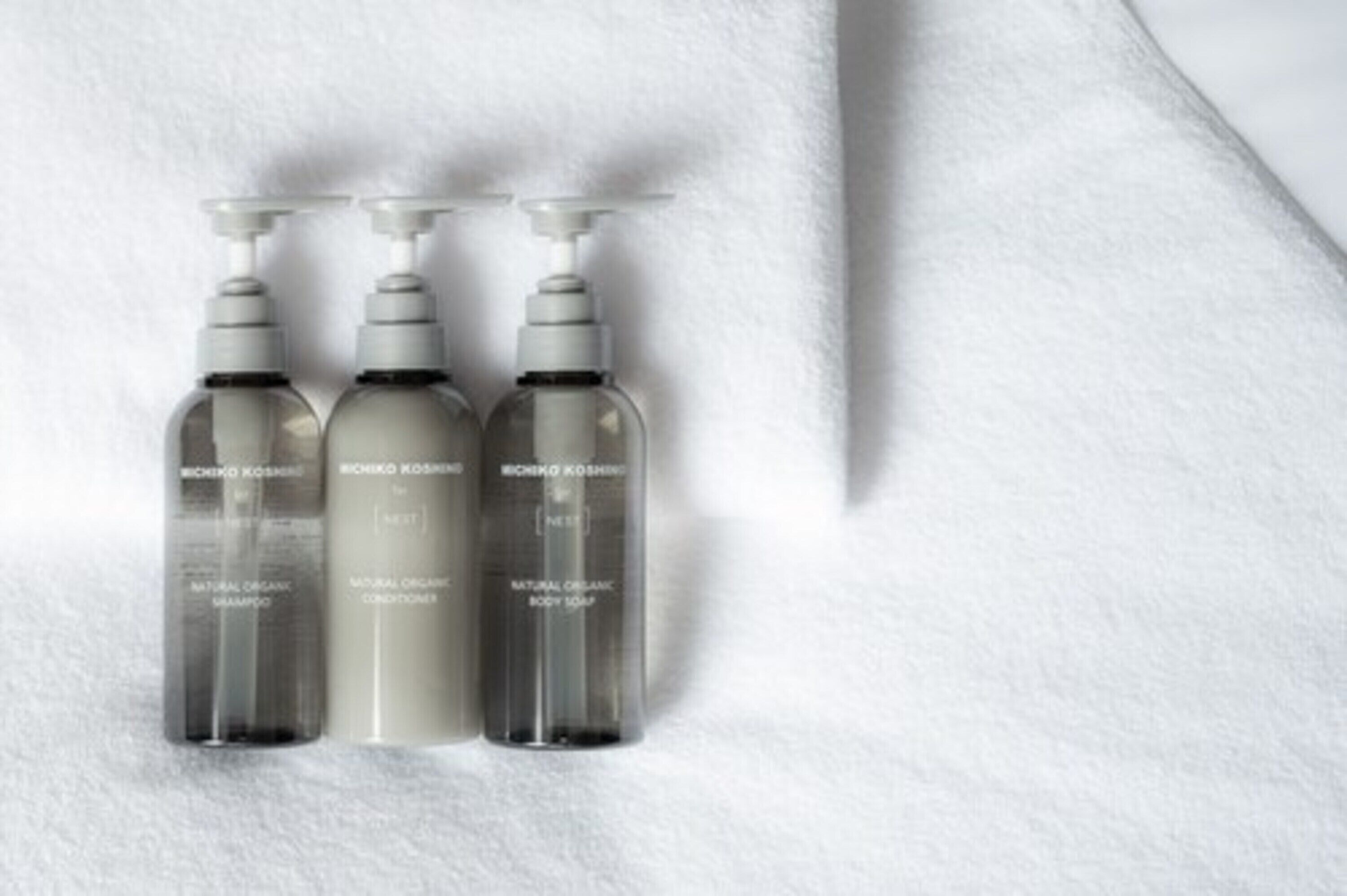 combined shower/bathtub, free toiletries, hair dryer, slippers