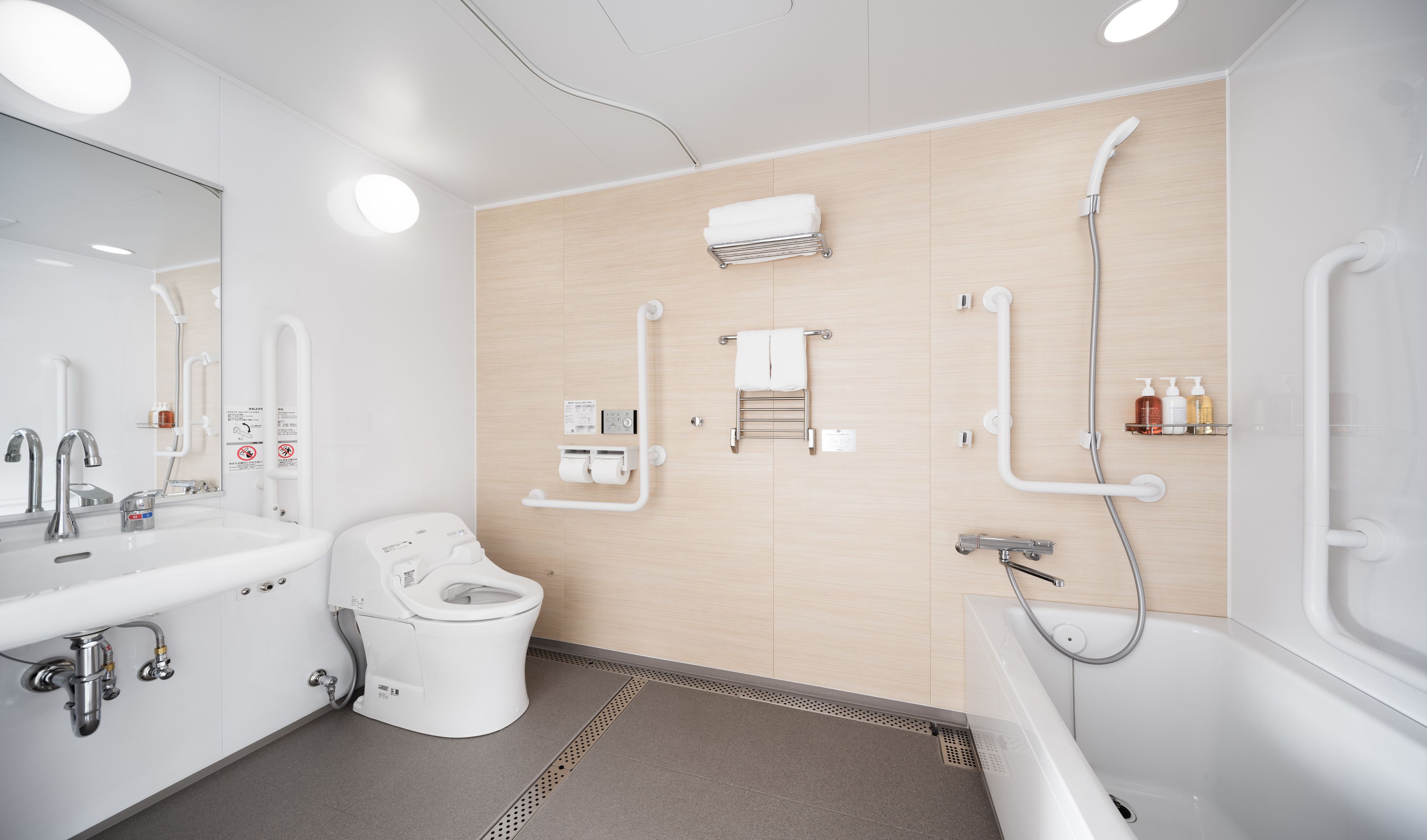 twin room | bathroom | combined shower/bathtub, free toiletries, hair dryer, slippers