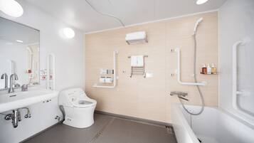 Habitación con 2 camas individuales | Baño | Ducha y bañera combinadas y artículos de higiene personal gratuitos