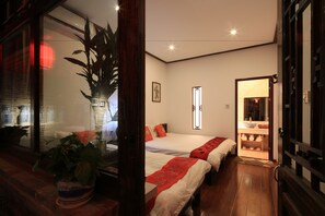 Family Room | Desk, blackout drapes, free WiFi - The Great Wall Courtyard Hostel (Yanqing)