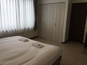 Caja de seguridad en la habitación y escritorio 