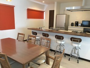 Refrigerador, microondas, placa de cocina, tetera/pava eléctrica