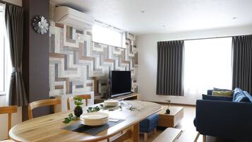 AOI 2 , Non Smoking | Living area | Flat-screen TV