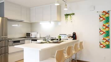 AOI 1 , Non Smoking | Private kitchen | Fridge, microwave, stovetop, dishwasher