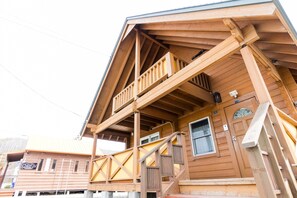 Bagian depan properti - sore/malam