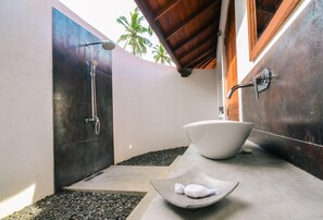 Dusche, kostenlose Toilettenartikel, Handtücher