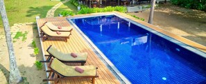 Outdoor pool, pool loungers - Sanjis The Seaside Cabanas (Rekawa)