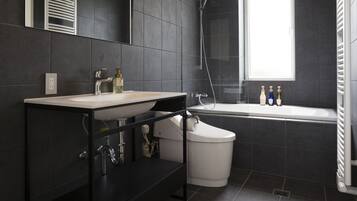 Hoshizora (3F) | Bathroom | Combined shower/tub, free toiletries, hair dryer, slippers