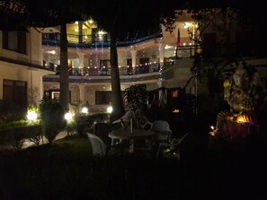 Façade de l’hébergement - soirée/nuit