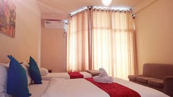 Deluxe driepersoonskamer, 1 slaapkamer, balkon | Luxe beddengoed, geluiddichte muren, een strijkplank/strijkijzer