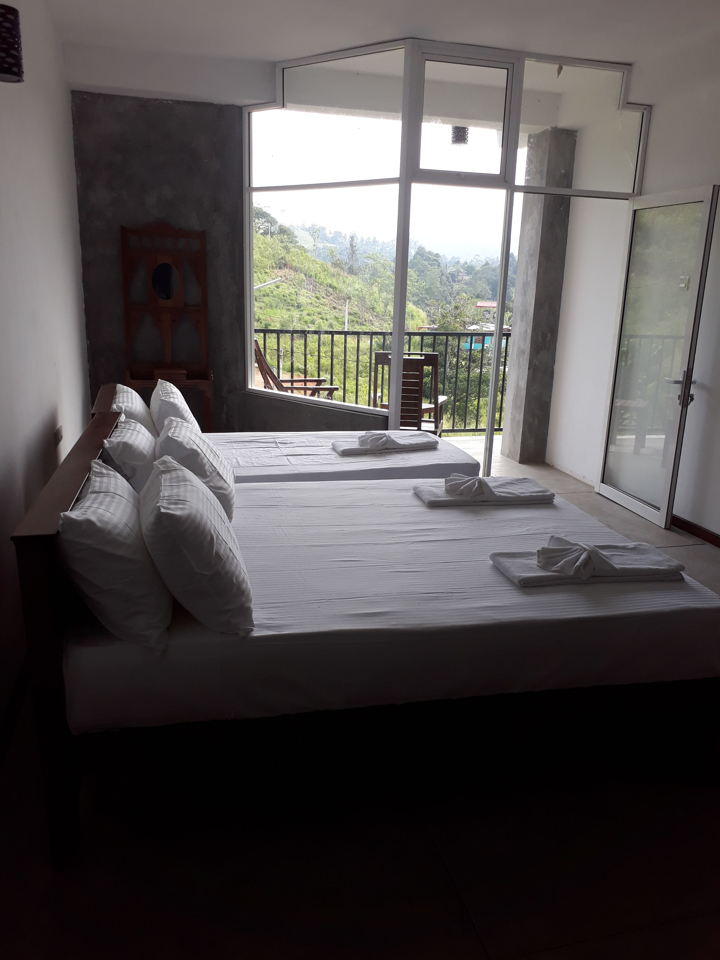 Kolmen hengen deluxe-huone, 1 makuuhuone, parveke | Ylelliset vuodevaatteet, äänieristys, silitysrauta/-lauta