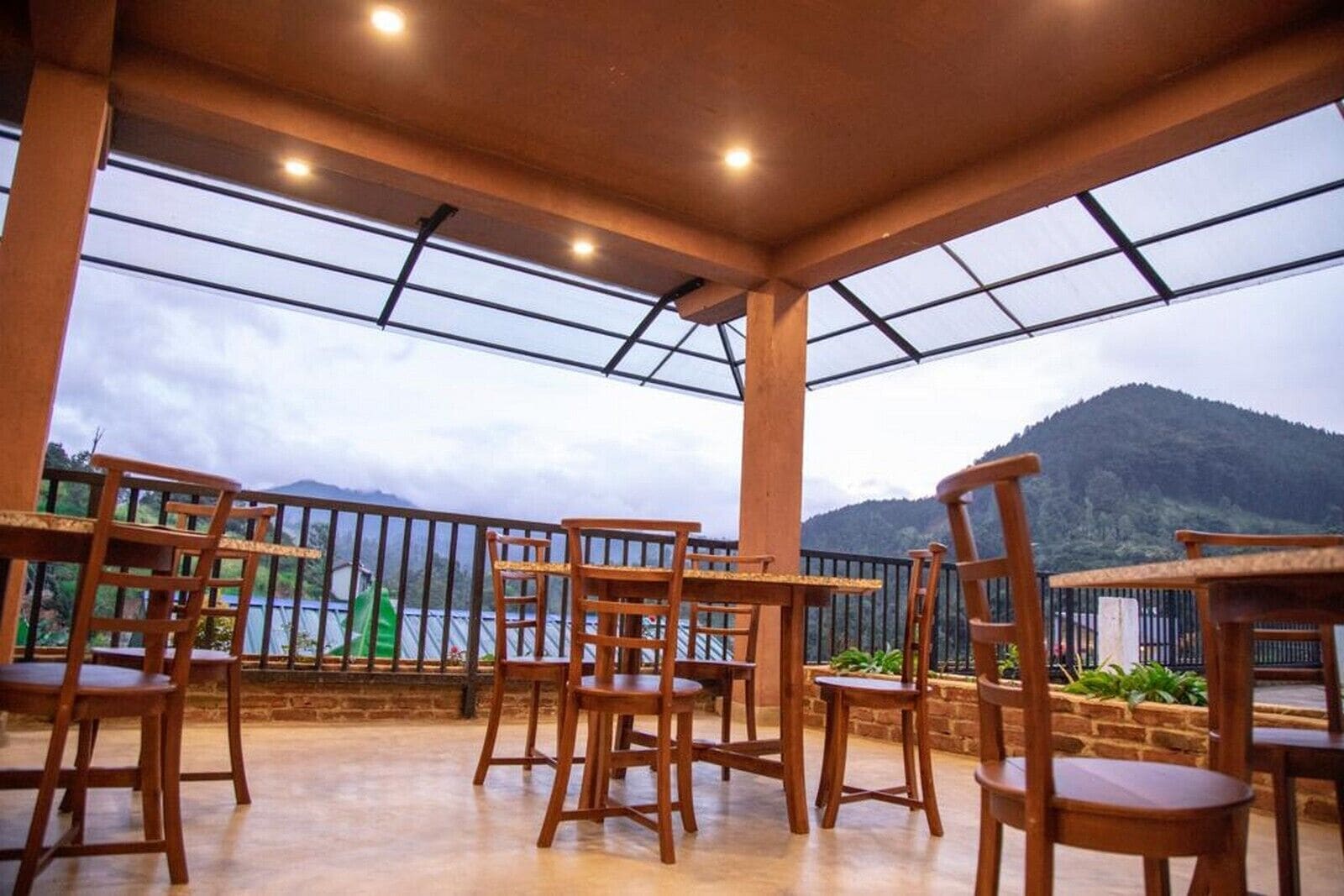 供應早餐、午 餐和晚餐，國際料理