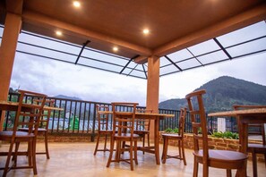 Serveert ontbijt, lunch, diner, internationale gerechten 