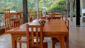 Se sirven desayunos, comidas, cenas y cocina internacional