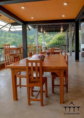 Breakfast, lunch, dinner served; international cuisine  - Ella Mansion (Ella)