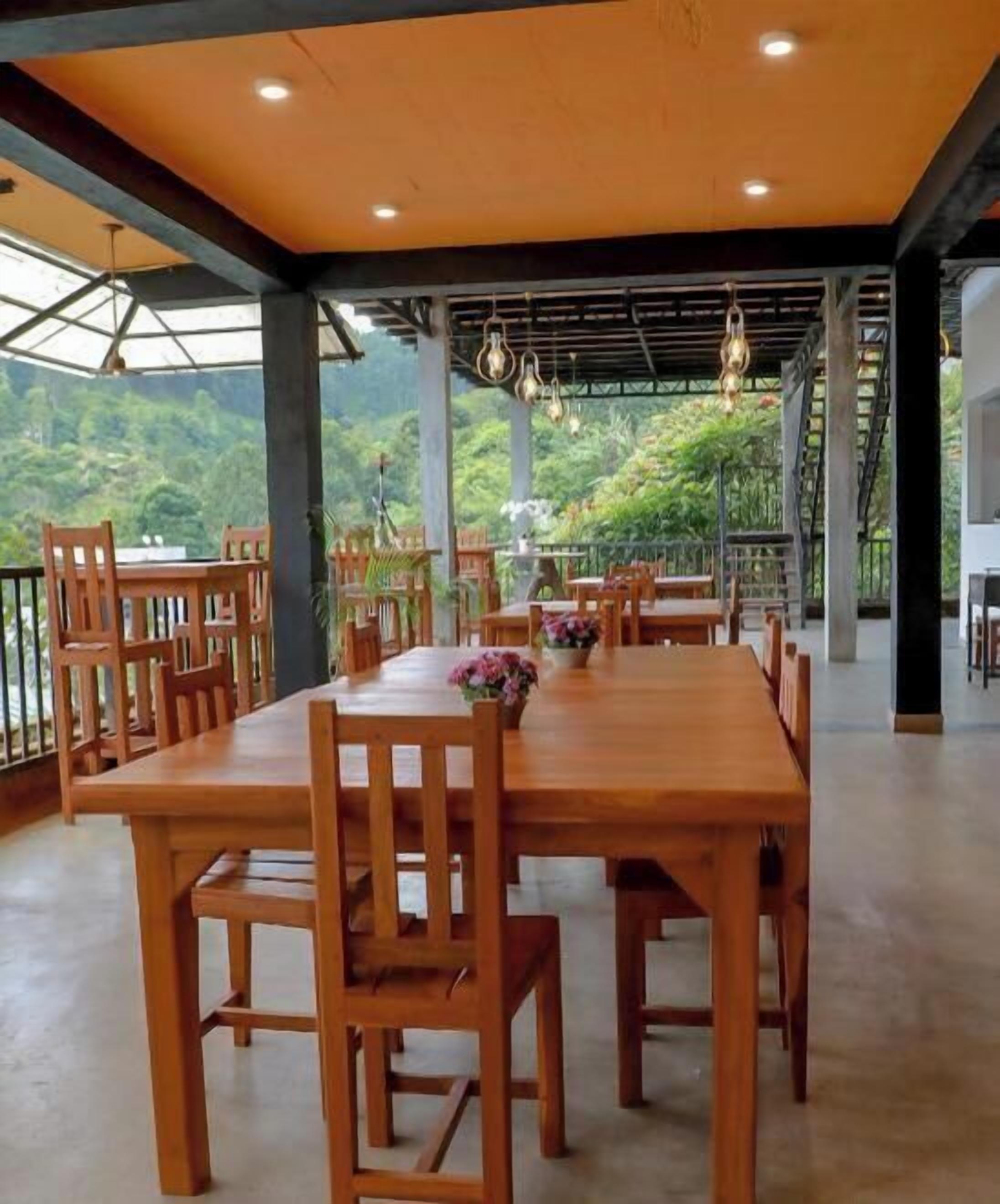 供應早餐、午餐和晚餐，國際料理