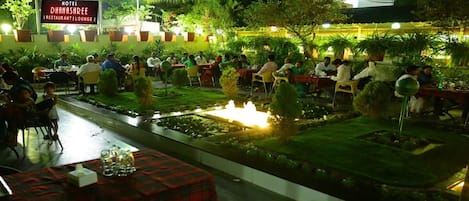 Melayani sarapan dan makan siang dengan sajian masakan internasional