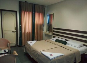 Desk, rollaway beds, free WiFi - Dhanashree Hospitality - Bar,Restaurant & Lodging (Pandharpur)