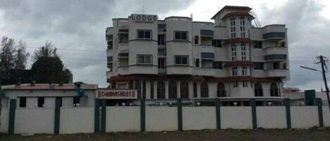 Un immeuble à plusieurs étages, sur lequel on peut lire l’inscription « Lodge » en haut.