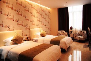 Een hotelkamer met twee bedden, een behang met patroon, een stoel en een raam met gordijnen.