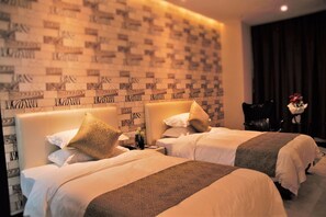 Phòng 2 giường đơn Deluxe | Két bảo mật tại phòng, bàn, màn/rèm cản sáng, bàn ủi/dụng cụ ủi quần áo