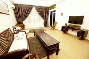 House (3 Bedroom and 1 Master Bedroom) | Salle de séjour | Téléviseur à DEL