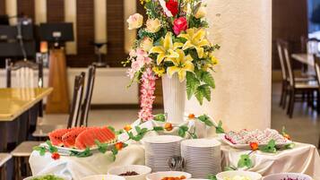 Se sirven desayunos, comidas, cenas y cocina tailandesa