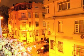 Slaapzaal, gemengde slaapzaal | Een bureau, een strijkplank/strijkijzer, gratis wifi, beddengoed