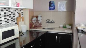 Eenvoudige slaapzaal, gemengd | Een bureau, een strijkplank/strijkijzer, gratis wifi, beddengoed