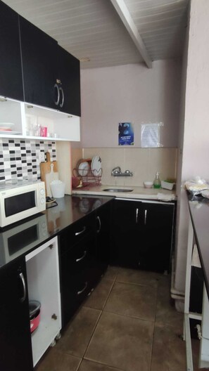 Desk, iron/ironing board, free WiFi, bed sheets - Avrasya Hostel (Istanbul)