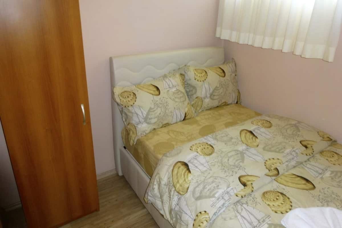 Habitación individual estándar | Escritorio, tabla de planchar con plancha, wifi gratis y ropa de cama