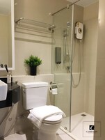 Ducha, artículos de higiene personal gratuitos y secador de pelo