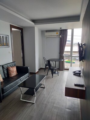 Executive Suite King (Floor 4-5) | Oppholdsområde | Flatskjerm-TV