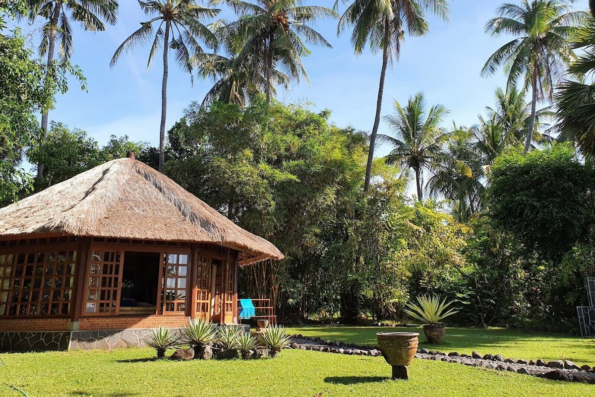 Villa Tunjung | Free minibar items, in-room safe, desk, laptop workspace