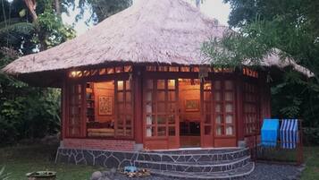 Villa Tunjung | Free minibar items, in-room safe, desk, laptop workspace