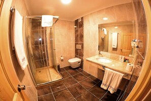 Deluxe-Bungalow | Badezimmer | Dusche, kostenlose Toilettenartikel, Haartrockner, Hausschuhe