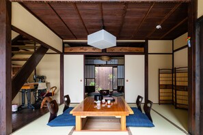 Traditional-Haus (Gou) | Wohnbereich | Flachbildfernseher