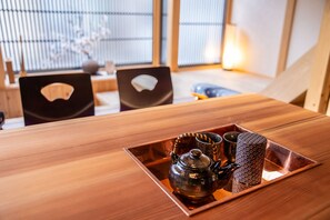 Habitación (Ango) | Sala de estar | Una televisión de pantalla plana