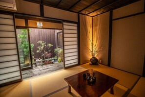 客房 (Ango) | 客厅 | 平板电视