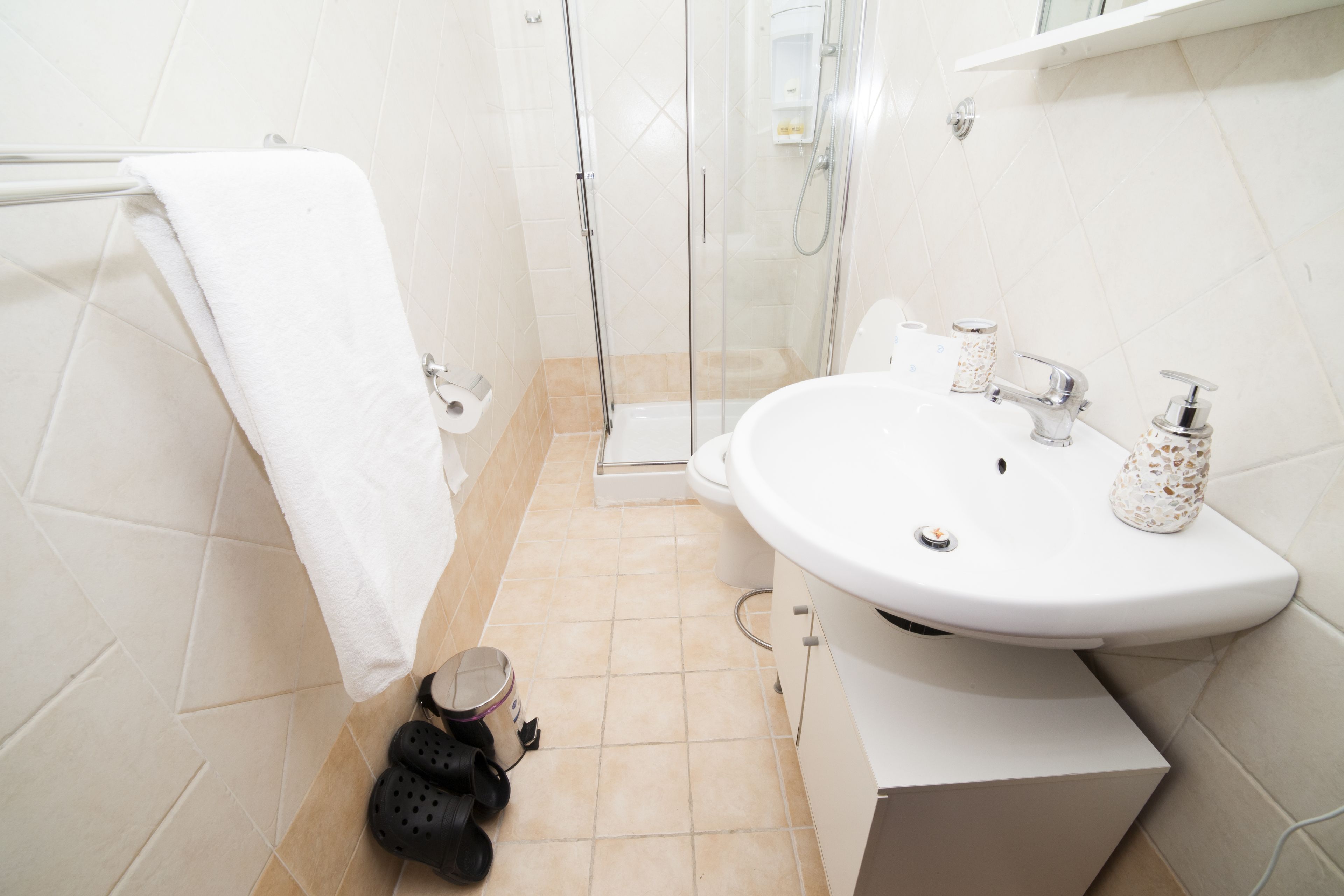 Habitació doble Comfort | Bany | Dutxa, assecador de cabells, bidet i tovalloles 