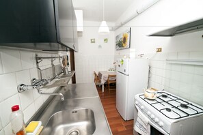 Appartement | Cuisine privée | Un four, bouilloire électrique, moulin à café