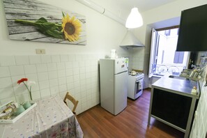 Apartment | Private kitchen | Oven, electric kettle, coffee grinder - Ariana Luxury Guest House (Rome)