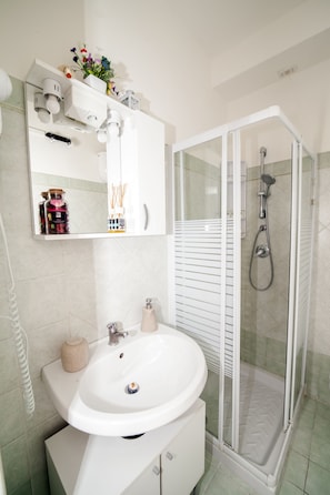 Habitación triple | Baño | Ducha, secador de pelo, bidé y toallas
